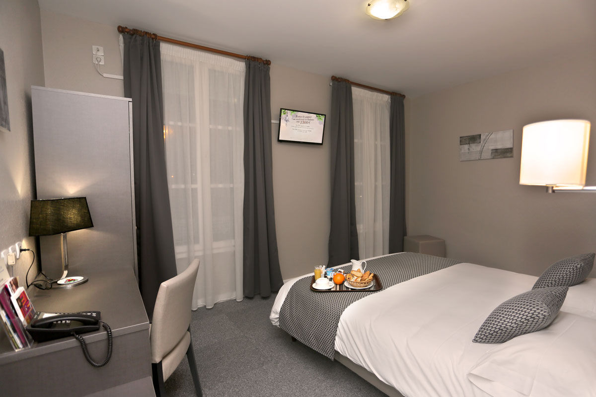 Hotel Henri IV Coutras Buitenkant foto